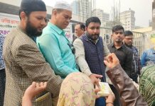 এন কবির গ্রুপের চেয়ারম্যানের জন্মদিন উপলক্ষে দরিদ্র মানুষের মাঝে খাবার বিতরণ