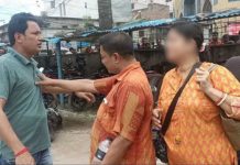 থানা চত্বরে এক নারীকে নিয়ে দুই স্বামীর টানাটানি