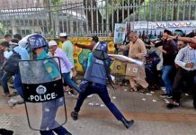 পুলিশের লাঠিচার্জে আহত অন্তত ১১০ শিক্ষক