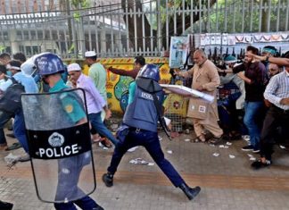 পুলিশের লাঠিচার্জে আহত অন্তত ১১০ শিক্ষক