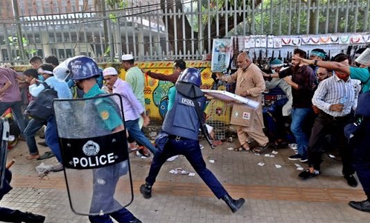 পুলিশের লাঠিচার্জে আহত অন্তত ১১০ শিক্ষক