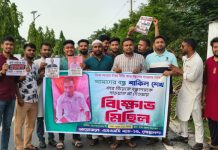 দাওয়াত না দিয়ে গোপনে বিয়ে, রাজপথে বন্ধুদের ‘বিস্ফোরক’ প্রতিবাদ!